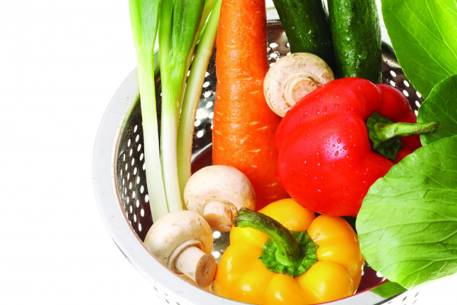 Обои картинки фото еда, разное, овощи, грибы, шампиньоны, болгарский, перец, морковь, огурец, красный, жёлтый, зелёный, миска, лук, листья, оранжевый, белый, фон