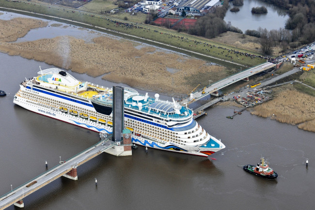 Обои картинки фото корабли, лайнеры, мост, круиз, большой, река, буксир