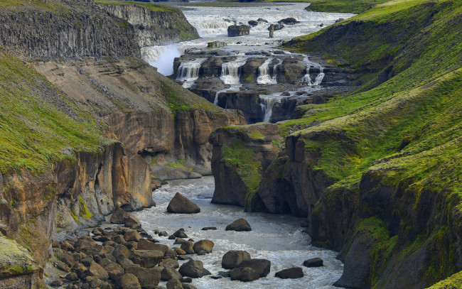 Обои картинки фото природа, водопады, река, камни, скалы, зелень