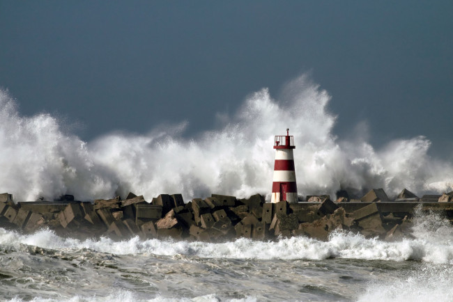 Обои картинки фото природа, стихия, море, шторм, маяк, насыпь, мол, волны