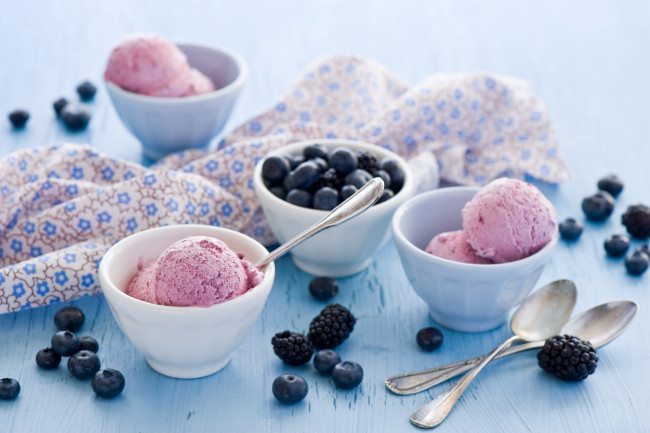 Обои картинки фото еда, мороженое, десерты, ежевика, черника, ягоды