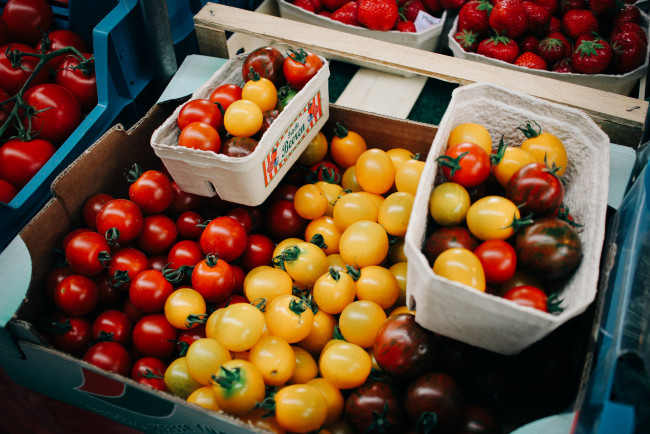 Обои картинки фото еда, помидоры, томаты, желтые, красные, много