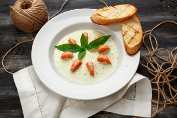 Картинка еда первые+блюда креветки базилик гренки суп