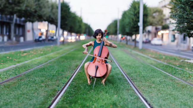 Обои картинки фото музыка, - другое, девушка, рельсы, растения, улица, виолончель