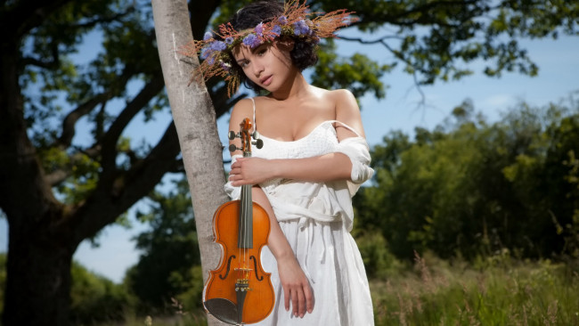 Обои картинки фото музыка, - другое, девушка, скрипка, венок, дерево, растения