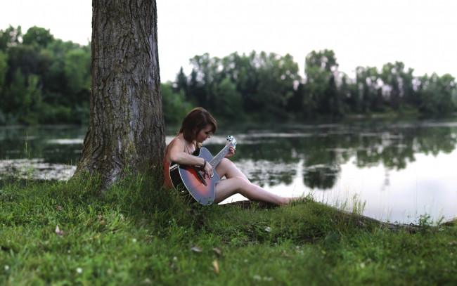 Обои картинки фото музыка, - другое, гитара, водоем, растения, деревья, девушка