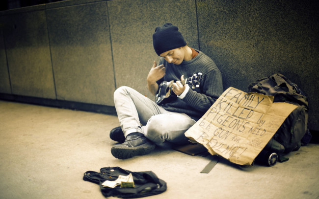 Обои картинки фото музыка, - другое, юноша, рюкзак, деньги, гитара