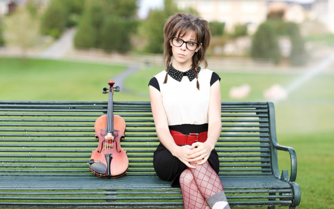 Обои картинки фото музыка, lindsey stirling, девушка, скрипка, очки, скамейка