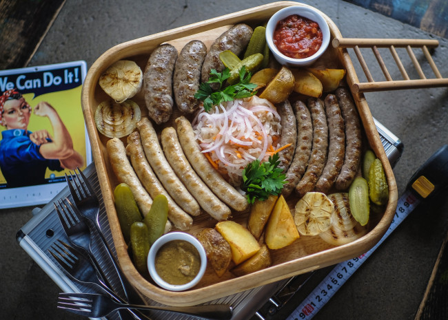 Обои картинки фото еда, колбасные изделия, горчица, огурцы, колбаски, картофель, кетчуп
