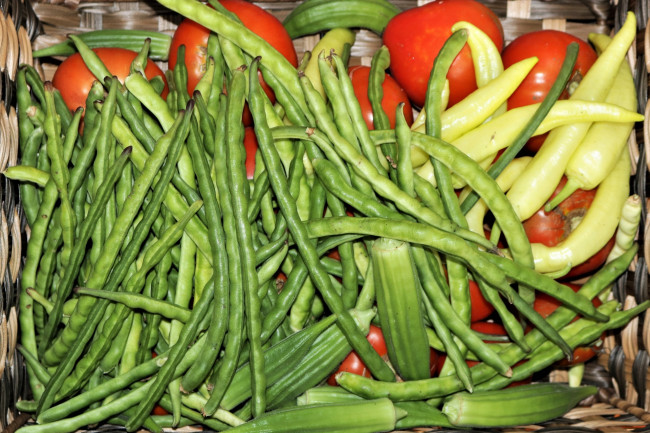 Обои картинки фото еда, овощи, бамия, помидоры, фасоль