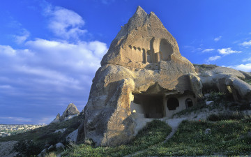 Картинка города исторические архитектурные памятники скала трава пещера белые цветы домик в горах