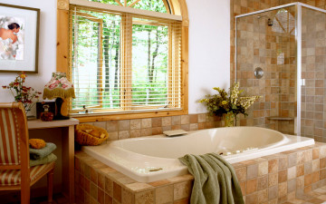 Картинка интерьер ванная туалетная комнаты жалюзи коричневая плитка торшер цветы дизайн полотенце стул