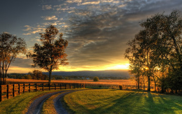 обоя sunset, природа, дороги, поле, закат, изгородь, дорога