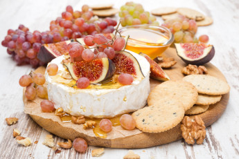 Картинка еда разное орехи сыр инжир печенье виноград камамбер мед