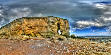 Картинка природа побережье скалы море галька камни тучи