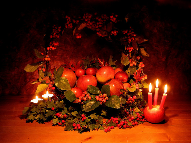 Обои картинки фото еда, Яблоки, боярышник, корзина, свечи, композиция