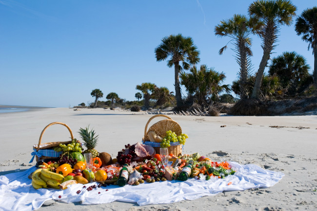 Обои картинки фото еда, разное, овощи, море, напитки, берег, фрукты, пикник