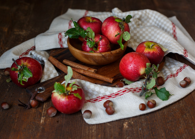 Обои картинки фото еда, Яблоки, яблоки, орехи