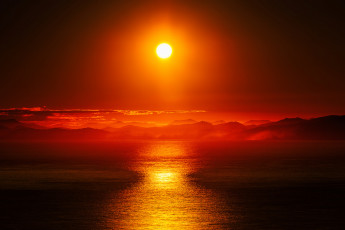 Картинка природа восходы закаты море солнце закат зарево горы облака небо