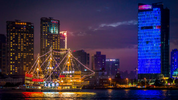 Картинка города шанхай+ китай зеркало освещенный лодки река хуанпу ночь здания отражение шанхай