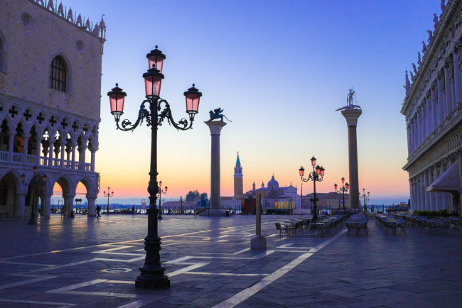Обои картинки фото города, венеция , италия, колонна, святого, теодора, марка, пьяцетта, утро, венеция