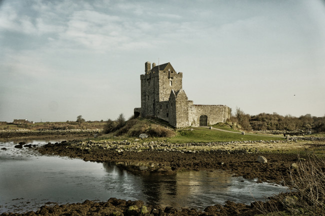 Обои картинки фото dunguaire castle in kinvara,  county galway,  ireland, города, замок дангвайр , ирландия, dunguaire, castle, in, kinvara, county, galway, ireland
