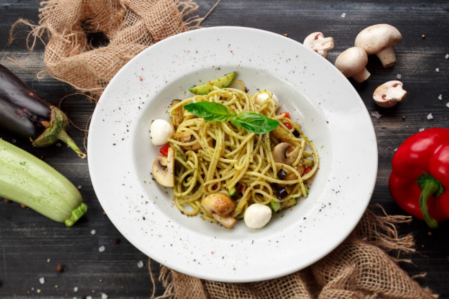 Обои картинки фото еда, макаронные блюда, паста, грибы, овощи