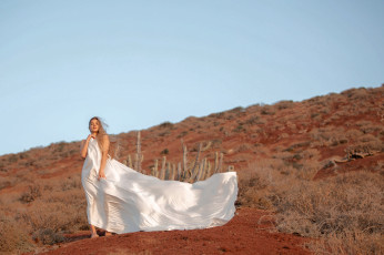 Картинка девушки -+блондинки +светловолосые блондинка кактусы пустыня белое одеяние