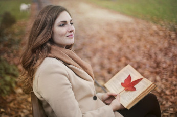 Картинка девушки -+брюнетки +шатенки осень листопад шатенка книга кленовый лист