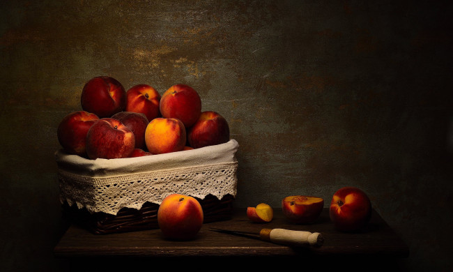 Обои картинки фото еда, персики,  сливы,  абрикосы, корзинка, спелые
