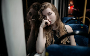 Картинка девушки ирина+попова ирина попова иван проскурин смотрит на зрителя модель длинные волосы блондинка лицо касающееся одна рука поднята палец губах растрёпанные русские женщины в автобусе