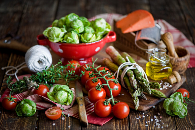 Обои картинки фото еда, овощи, масло, брюссельская, капуста, спаржа, помидоры
