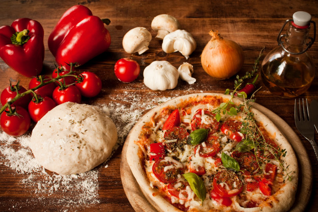 Обои картинки фото еда, пицца, паприка, помидоры, тесто, перец, грибы, томаты