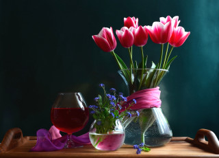 Картинка цветы разные вместе тюльпаны незабудки бокал
