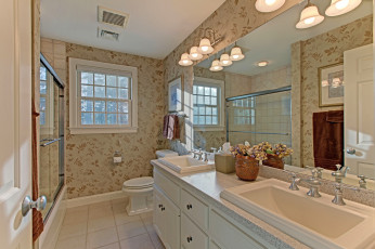Картинка интерьер ванная туалетная комнаты умывальники зеркало краны