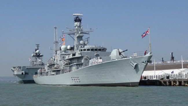 Обои картинки фото hms lancaster , f229, корабли, крейсеры,  линкоры,  эсминцы, корабль, причал