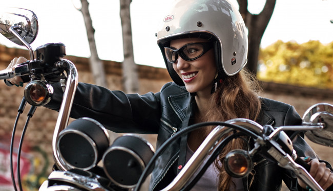 Обои картинки фото мотоциклы, мото с девушкой, шлем