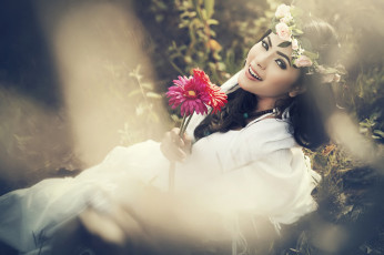 Картинка девушки -unsort+ брюнетки +шатенки розы венок герберы цветы лето брюнетка девушка природа улыбка