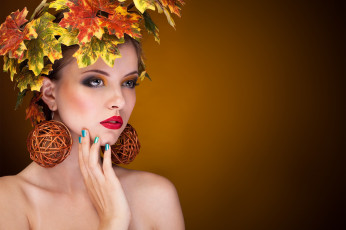 Картинка девушки -unsort+ креатив серьги клён листья осень венок плечи маникюр макияж девушка шатенка