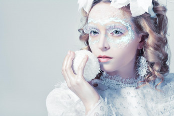Картинка девушки -unsort+ креатив снежок снег серьги украшения локоны макияж причёска блондинка девушка