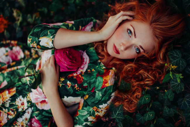 Обои картинки фото девушки, -unsort , рыжеволосые и другие, девушка, плющ, веснушки, листья, рыжая, роза, цветок, платье