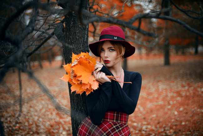 Обои картинки фото девушки, -unsort , рыжеволосые и другие, юбка, блузка, букет, макияж, листья, осень, деревья, шляпа, рыжая, девушка
