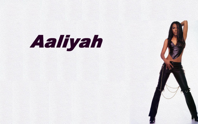 Обои картинки фото музыка, aaliyah, певица, брюнетка, брюки, топ, цепи
