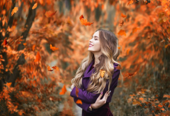 Картинка девушки -unsort+ блондинки +светловолосые красная помада ombre hair скрещенные руки закрытые глаза гламур фиолетовое пальто одежда женщины на открытом воздухе длинные волосы блондинка природа листья улыбка осень