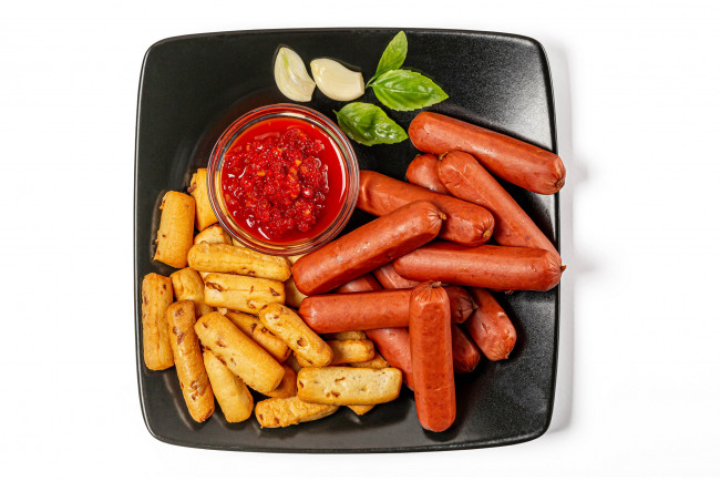 Обои картинки фото еда, колбасные изделия, соус, сосиски, базилик, чеснок