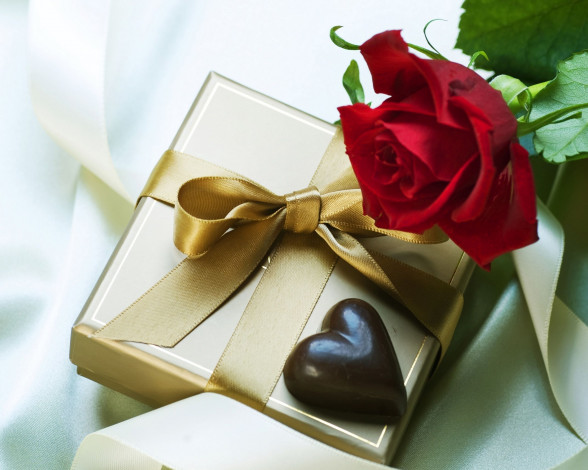 Обои картинки фото праздничные, день, св, валентина, сердечки, любовь, роза, коробка, подарок, шоколадное, сердце