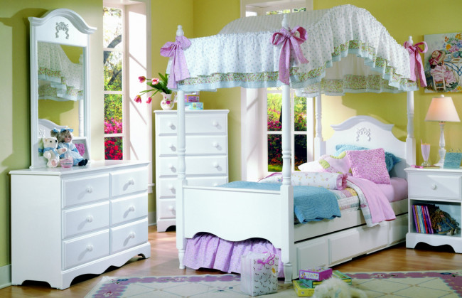 Обои картинки фото интерьер, детская, комната, кровать, тумбочка, подушки