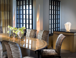 обоя интерьер, столовая, дизайн, стиль, белый, коричневый, стол, стулья, вазы, цветы, орхидеи, окна, лампы