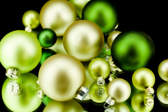 Картинка праздничные шарики шары зеленые желтые игрушки елочные декорации праздник new year christmas рождество новый год фон черный