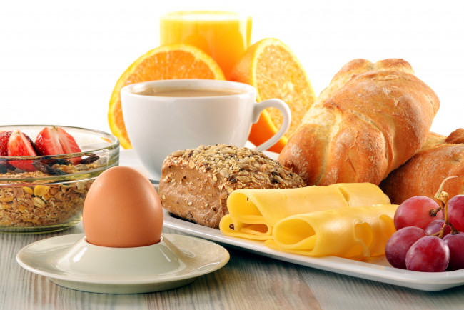 Обои картинки фото еда, разное, хлеб, сок, кофе, апельсины, сыр, виноград, мюсли, клубника